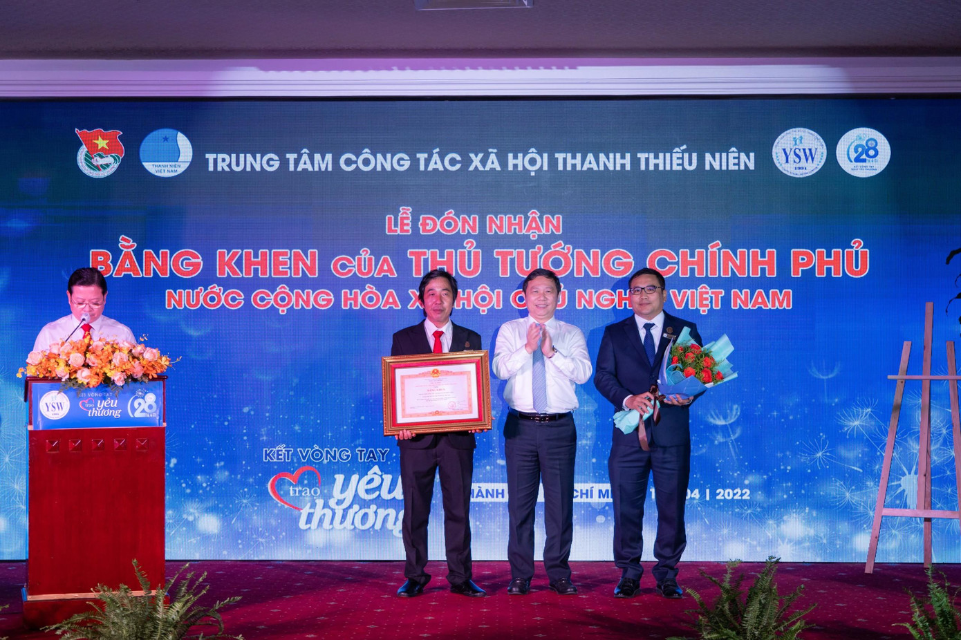 Trung tâm CTXH Thanh thiếu niên Việt Nam nhận Bằng khen của Thủ tướng Chính phủ trong chương trình "Kết vòng tay – Trao yêu thương".