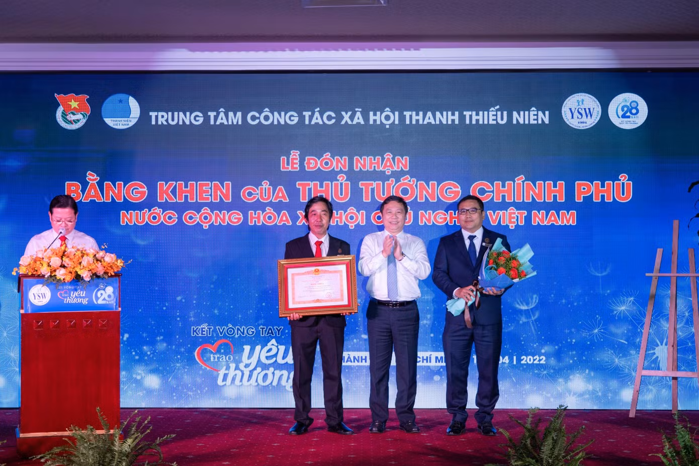 Trung tâm CTXH Thanh thiếu niên Việt Nam nhận Bằng khen của Thủ tướng Chính phủ trong chương trình "Kết vòng tay – Trao yêu thương".