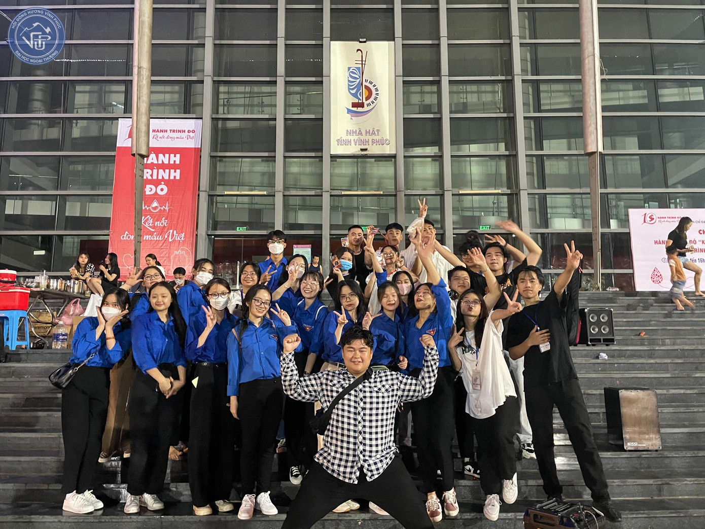 Những nụ cười rạng rỡ, vô tư của người trẻ thắp lửa yêu thương, những hoạt động vì cộng đồng cần được lan rộng.