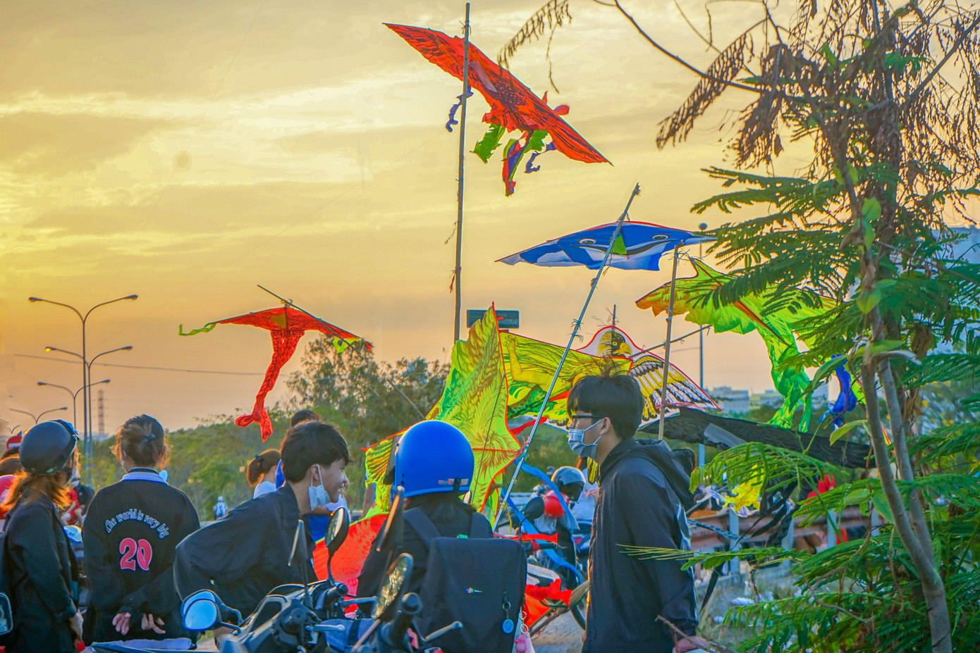 Cũng chính vì nơi đây thường xuyên được các bạn trẻ chọn thả diều, nên cứ mỗi buổi chiều, tuyến đường này có rất những người buôn bán cũng mang nhiều mẫu điều đến đây bày bán.