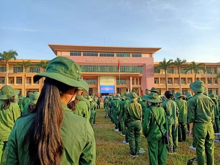 Tất cả các bạn sinh viên tập trung dưới sân quân sự vào mỗi buổi sáng để nghe sinh hoạt và tham gia các hoạt động vui chơi, học tập.
