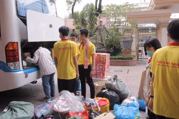 Các thành viên chuẩn bị cho chương trình.