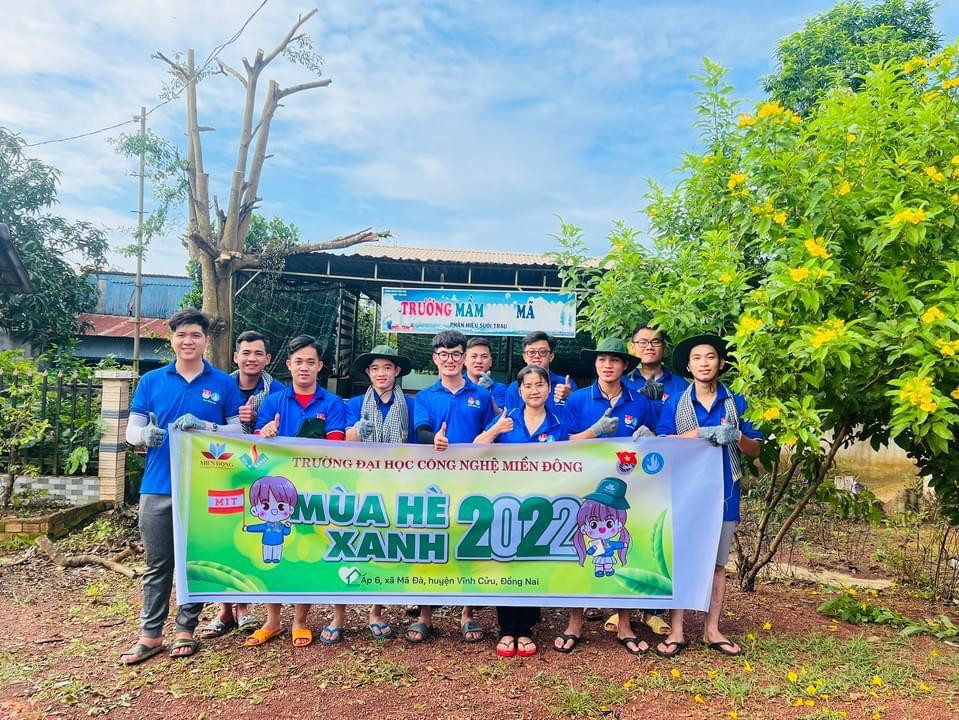 Đội hình áo xanh khởi động dự án tu bổ, sửa chữa trường mầm non Mã Đà (xã Mã Đà, huyện Vĩnh Cửu, tỉnh Đồng Nai).