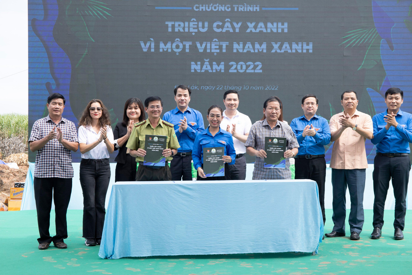 Đại diện Tỉnh Đoàn, Chi cục Kiểm lâm, UBND huyện ký kết biên bản cam kết chăm sóc, bảo vệ cây được trồng, và chăm sóc phát triển cây trong 3 năm đầu.