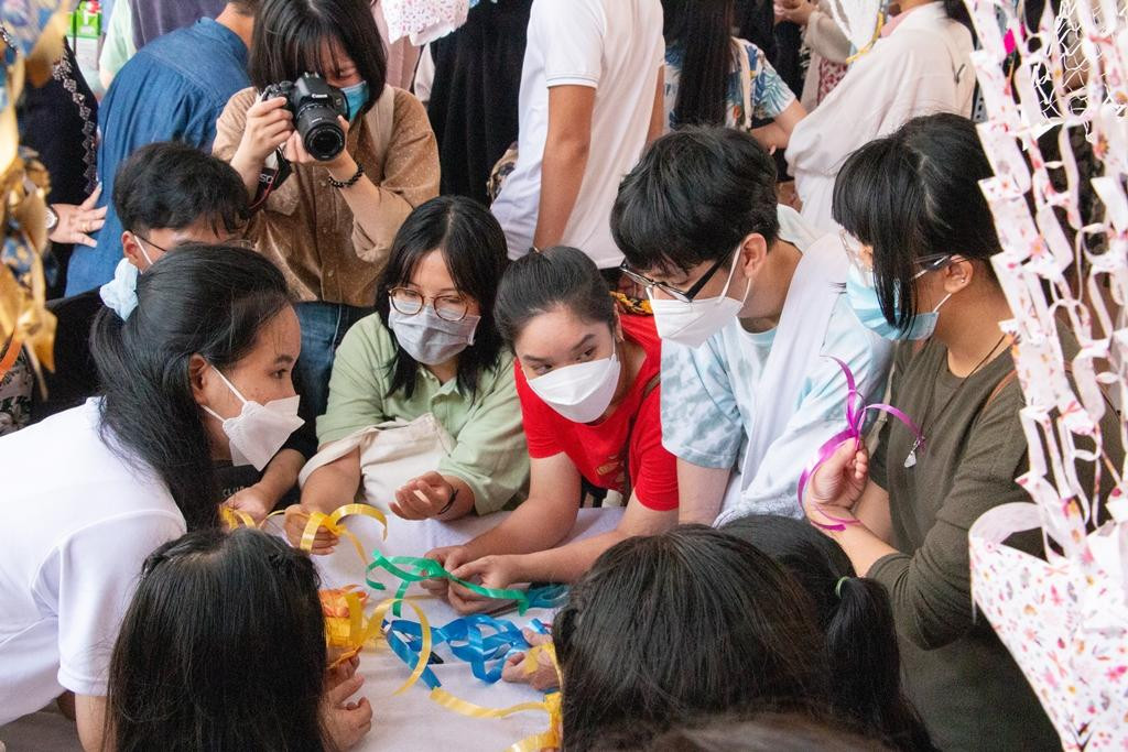 Gian hàng làm đồ thủ công được nhiều bạn trẻ tham gia.