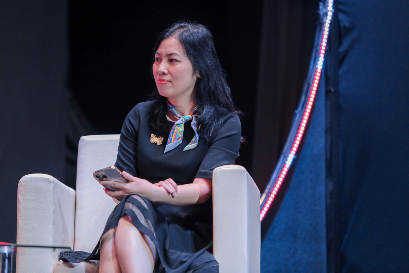 Bà Phan Tú Quyên, Giám đốc Vận hành và thành viên Ban lãnh đạo Microsoft Việt Nam chia sẻ tại buổi tọa đàm.