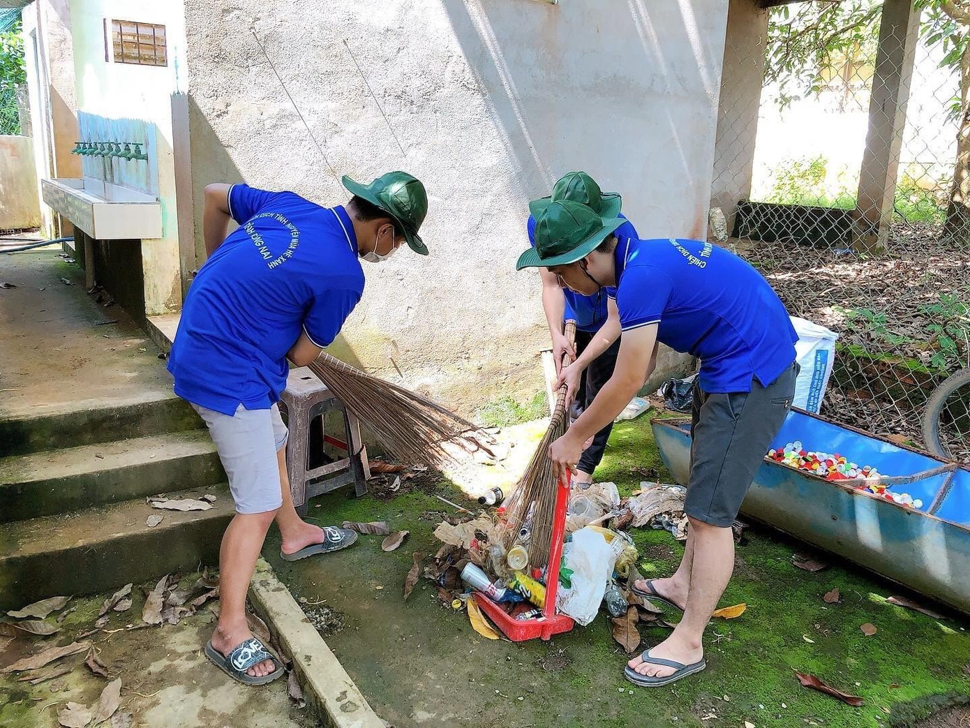 Ngoài ra, các chiến sĩ áo xanh cùng với người dân dọn dẹp vệ sinh quanh khu dân cư.