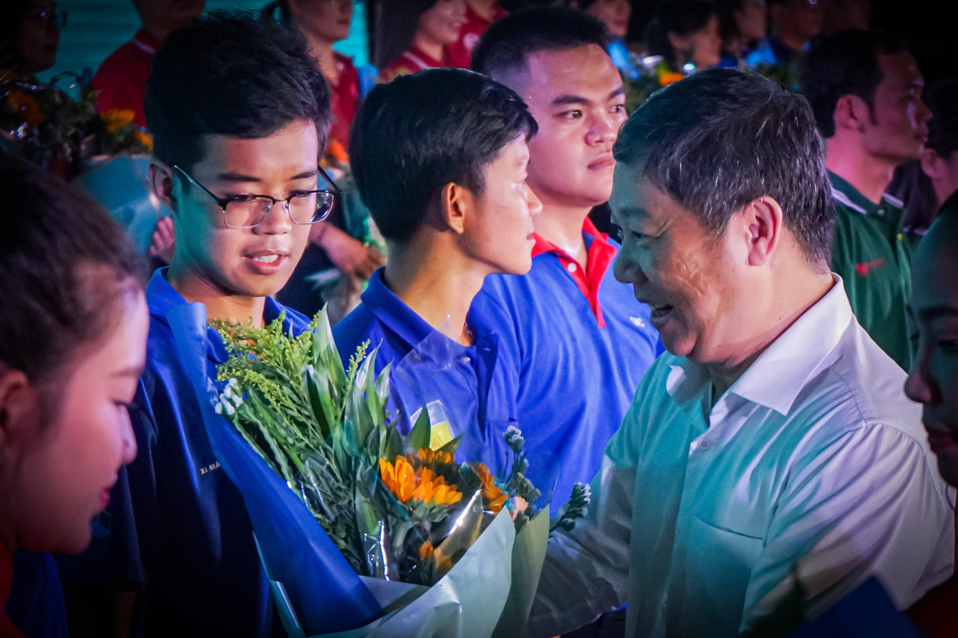 Ông Dương Anh Đức, Phó Chủ tịch UBND TP. HCM tặng hoa sinh viên tình nguyện. (Ảnh: Hồng Nguyễn)