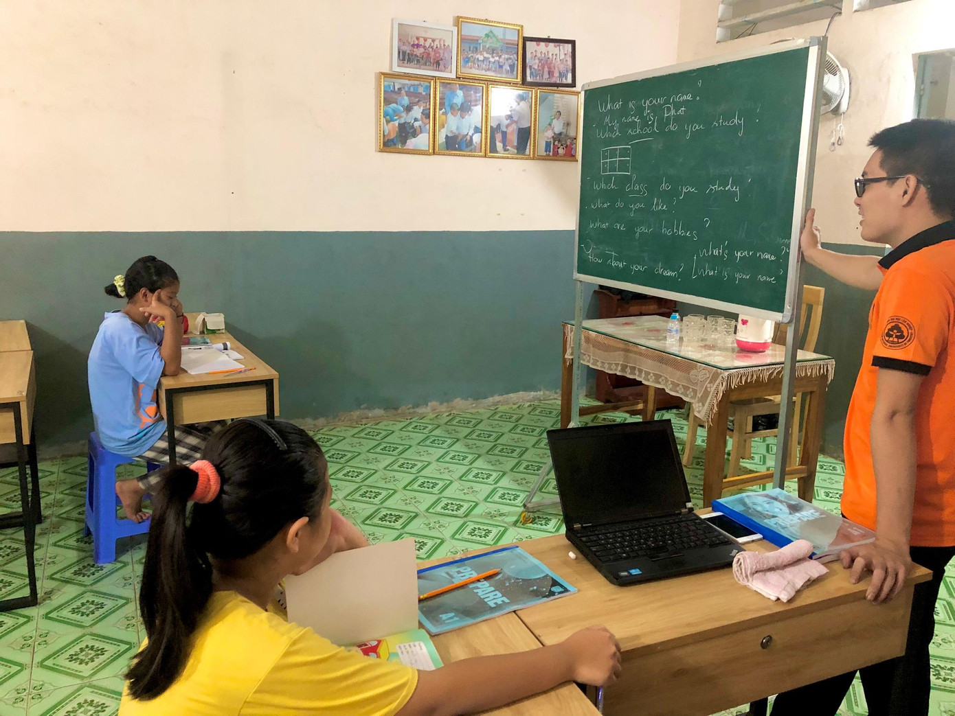 Lớp học được các thầy cô sinh viên thiết kế thân thiện. Lớp học được các thầy cô sinh viên thiết kế thân thiện.