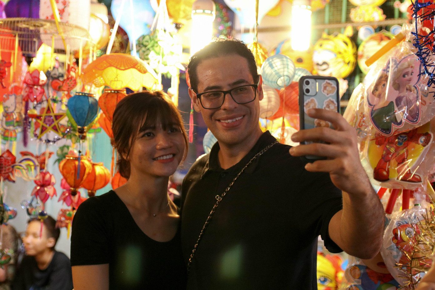 Chị Bùi Thị Loan dẫn bạn trai người nước ngoài đến đây tham quan và chụp ảnh.