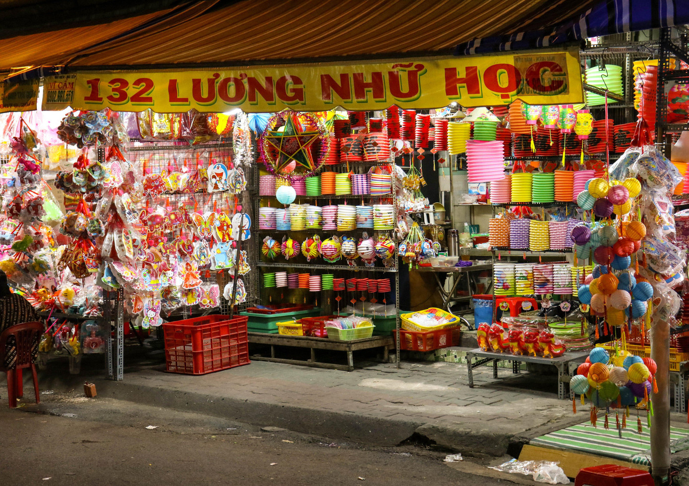 Đứng cách phố lồng đèn từ xa, du khách có thể dễ dàng bắt gặp được các gian hàng với đầy đủ màu sắc.