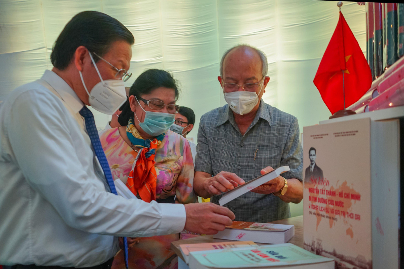 Lãnh đạo TP. HCM tham quan gian hàng sách. (Ảnh: Hồng Nguyễn) Lãnh đạo TP. HCM tham quan gian hàng sách. (Ảnh: Hồng Nguyễn)