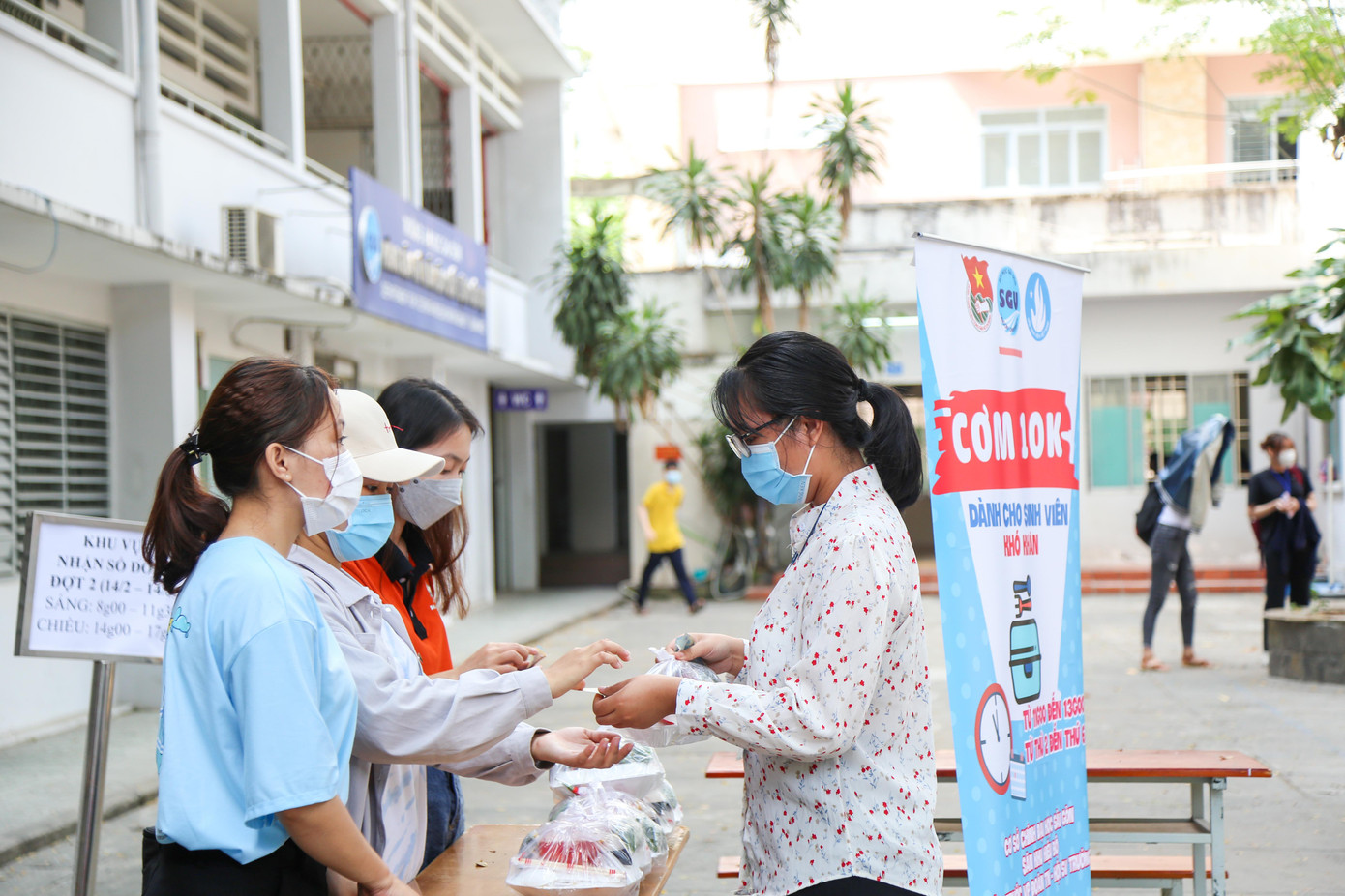 Những suất cơm trao đến sinh viên có hoàn cảnh khó khăn chỉ với giá 10.000 đồng. Những suất cơm trao đến sinh viên có hoàn cảnh khó khăn chỉ với giá 10.000 đồng.