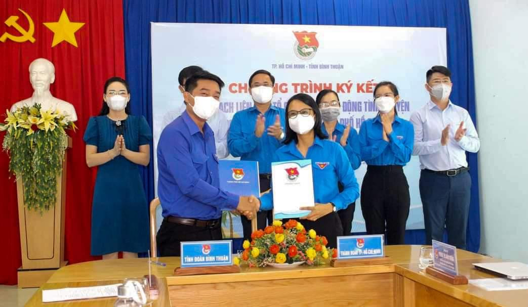 Đại diện Tỉnh Đoàn Bình Thuận và đại diện Thành Đoàn TP. HCM ký Kế hoạch liên tịch. Đại diện Tỉnh Đoàn Bình Thuận và đại diện Thành Đoàn TP. HCM ký Kế hoạch liên tịch.