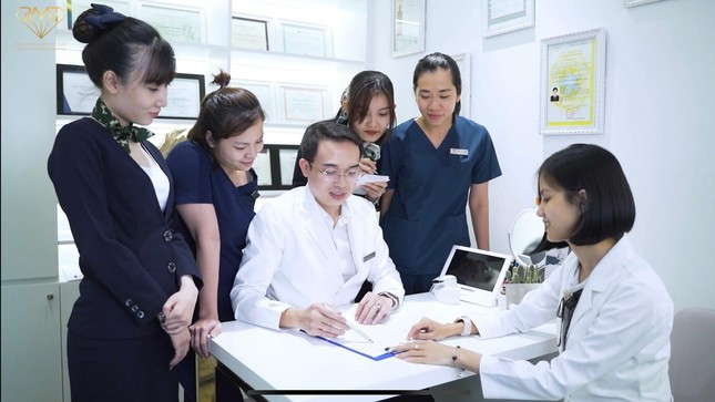 Bác sĩ CKI Phạm Minh Trường cùng các cộng sự của mình.