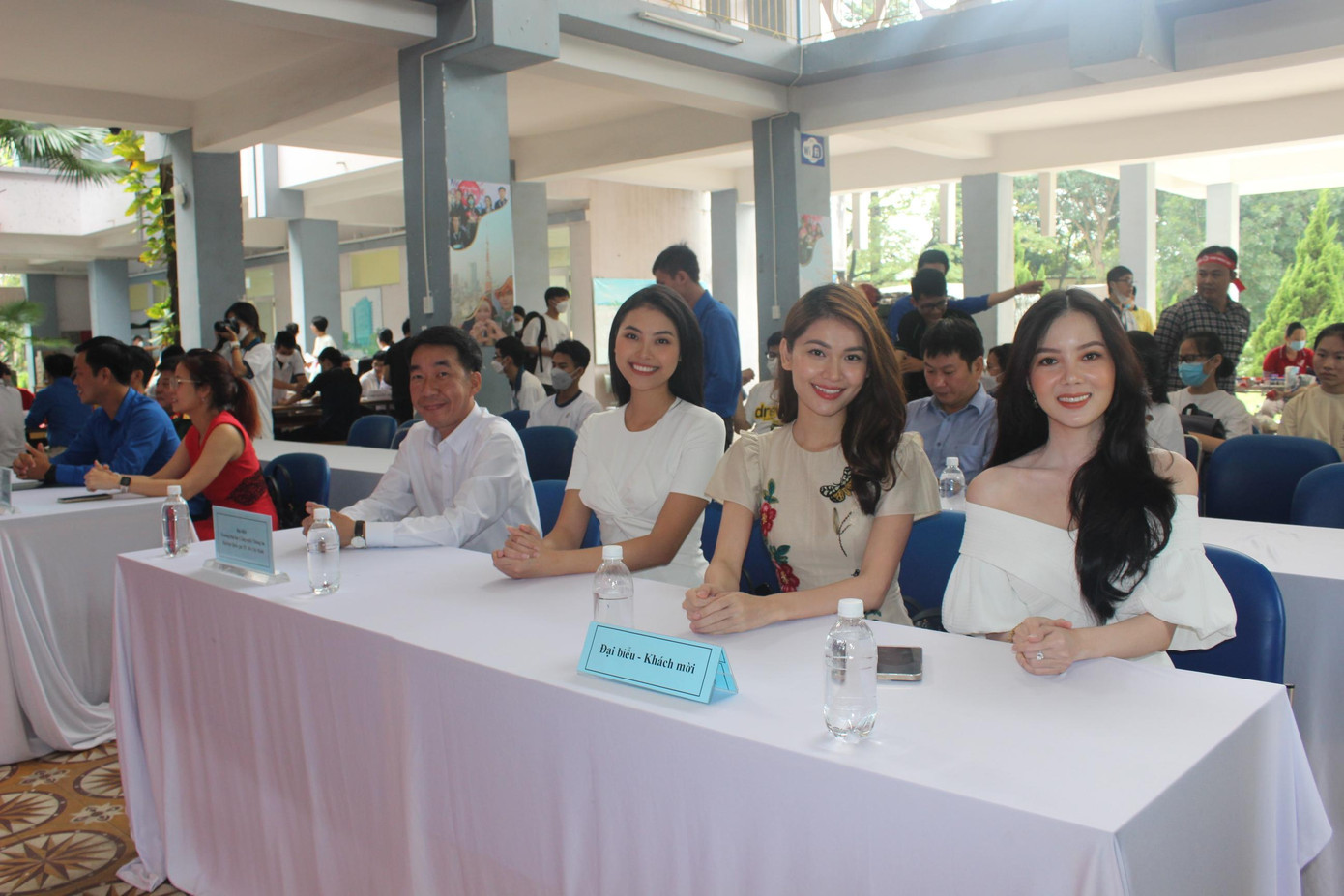 Ba người đẹp: Hoa khôi Huỳnh Thúy Vi - Hoa khôi Sinh viên thanh lịch Cần Thơ 2014 (thứ nhất bên phải). Á hậu 2 Hoa hậu Việt Nam năm 2016 Huỳnh Thị Thùy Dung (thứ 2 bên phải); Người mẫu, MC Đào Thị Hà - Top 5 Hoa hậu Việt Nam 2018 (thứ 3 bên phải).