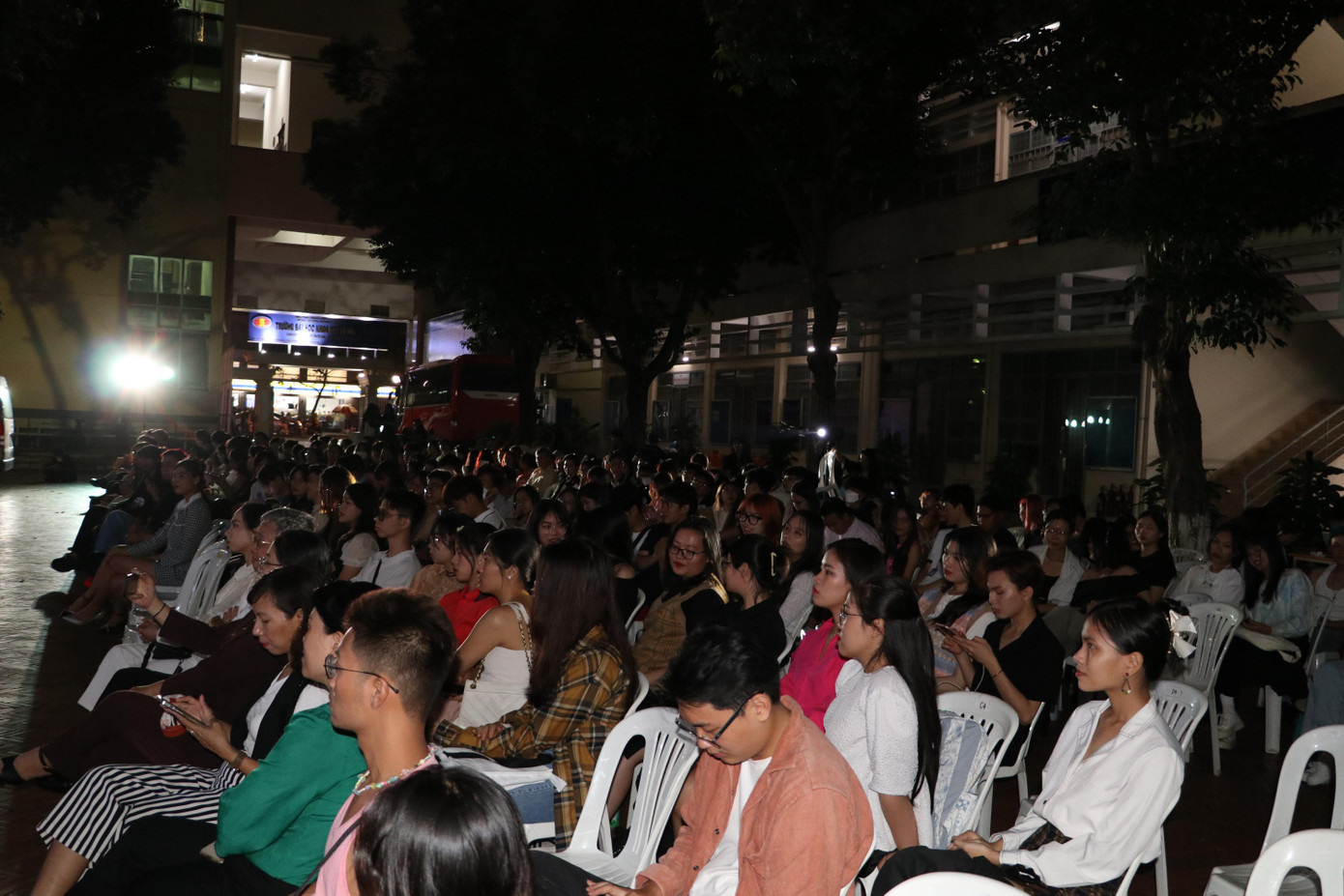Rất đông khán giả sinh viên đến tham dự chương trình. Rất đông khán giả sinh viên đến tham dự chương trình.