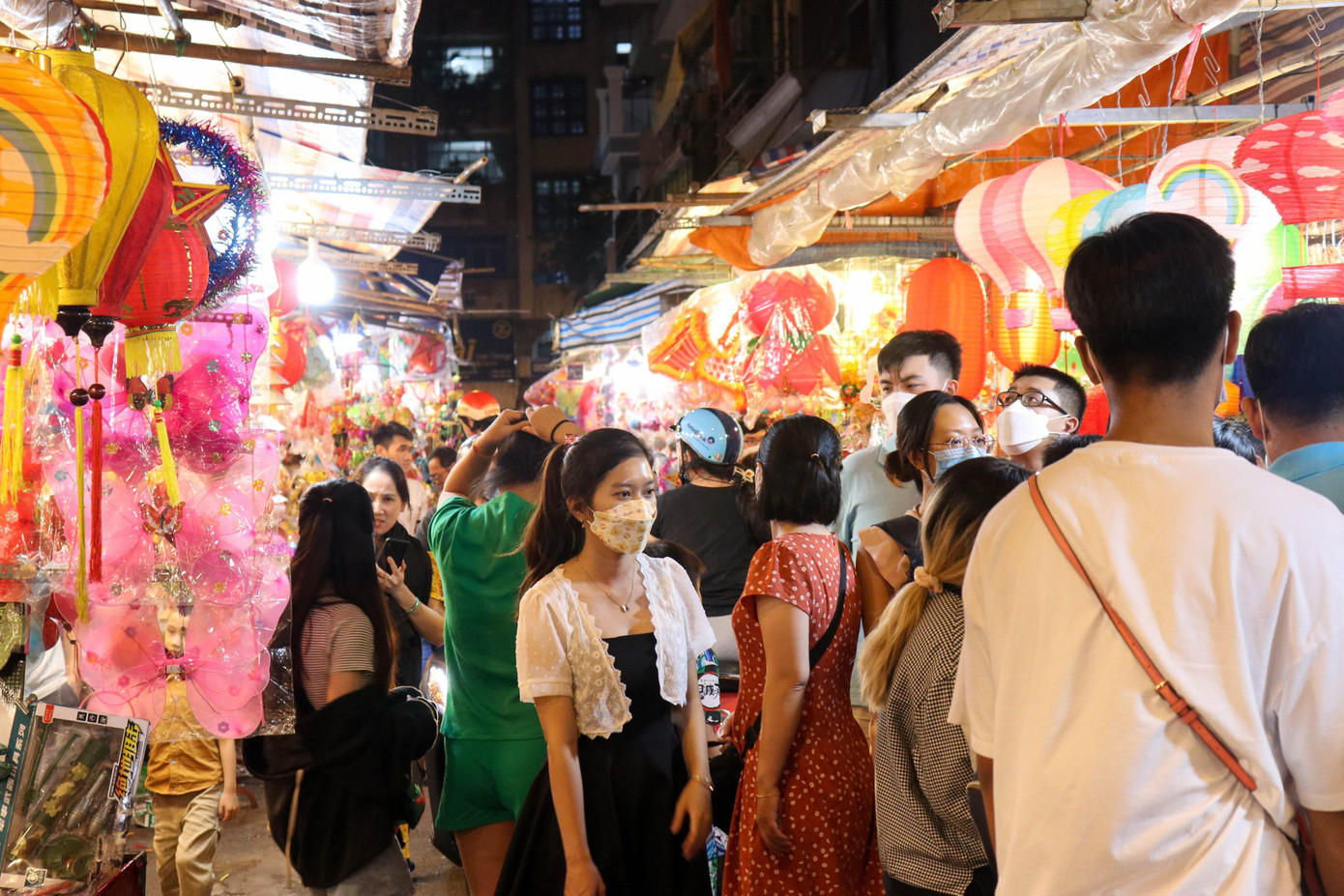 Càng gần tới ngày Trung Thu, phố lồng đèn Lương Nhữ Học trở nên đông đúc hơn. Lượng người đổ về đây ngày một đông, cho tới qua Rằm tháng Tám Âm lịch.