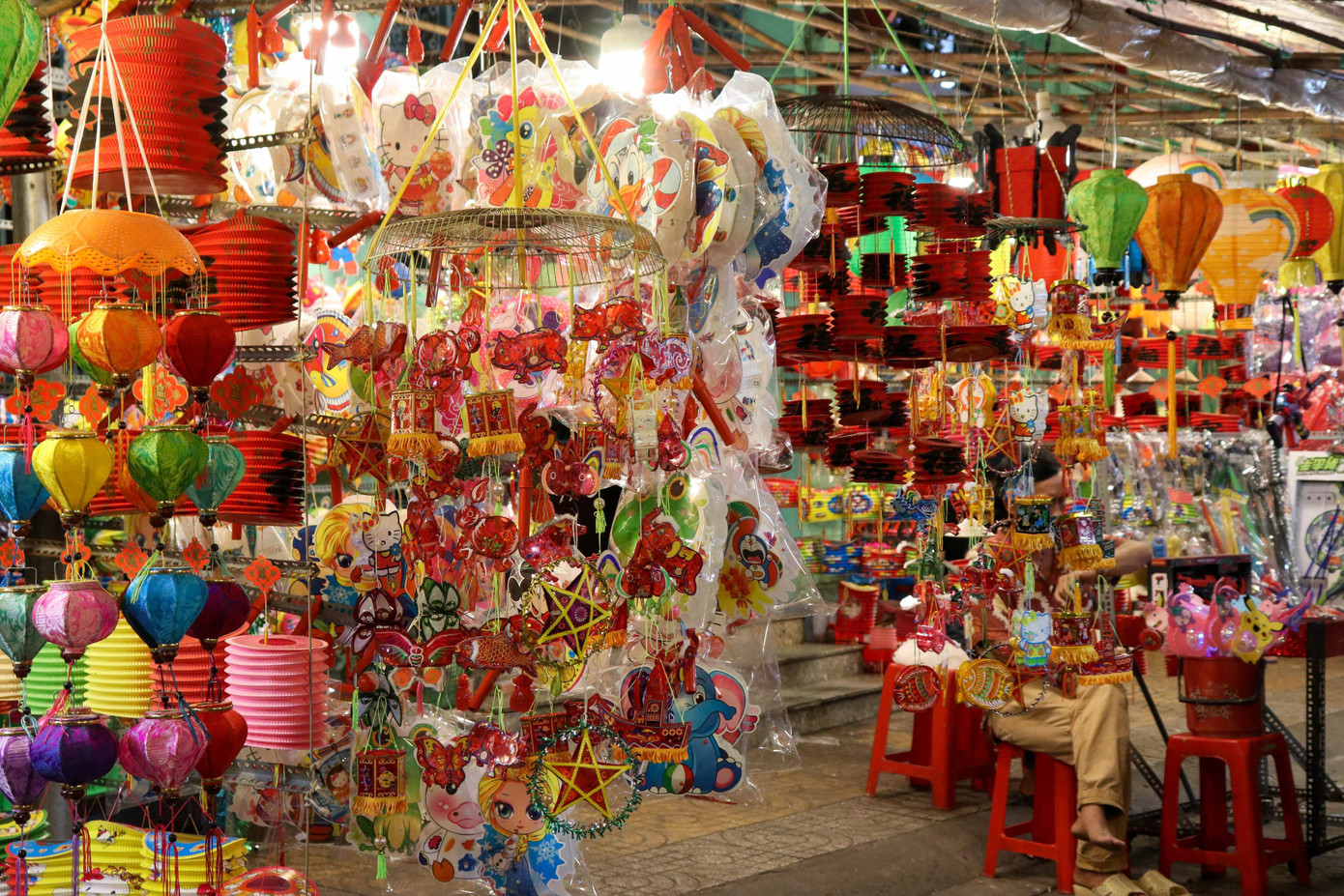 Tại đây bày, bán nhiều loại lồng đèn với đủ kích thước, màu sắc và chất liệu. Mỗi lồng đèn có giá trung bình từ 30.000 đồng/chiếc. Theo chia sẻ từ các tiểu thương thì lồng đèn giấy là loại được nhiều người ưa chuộng nhất, vì giá rẻ và mẫu mã đẹp.