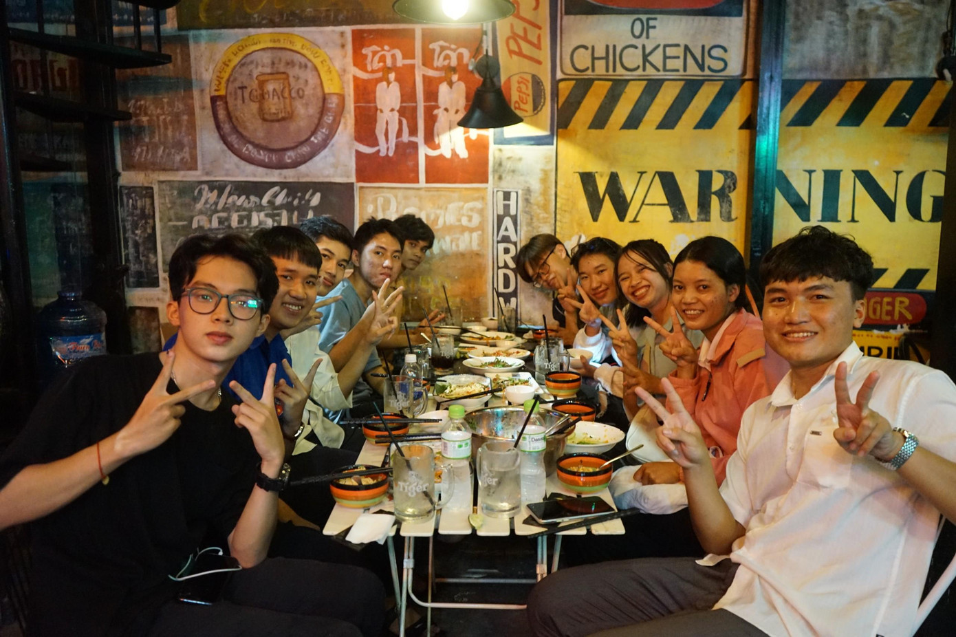 Các bạn sinh viên được thưởng thức các món Thái tại nhà hàng. (Ảnh: Phong Nguyễn) Các bạn sinh viên được thưởng thức các món Thái tại nhà hàng. (Ảnh: Phong Nguyễn)