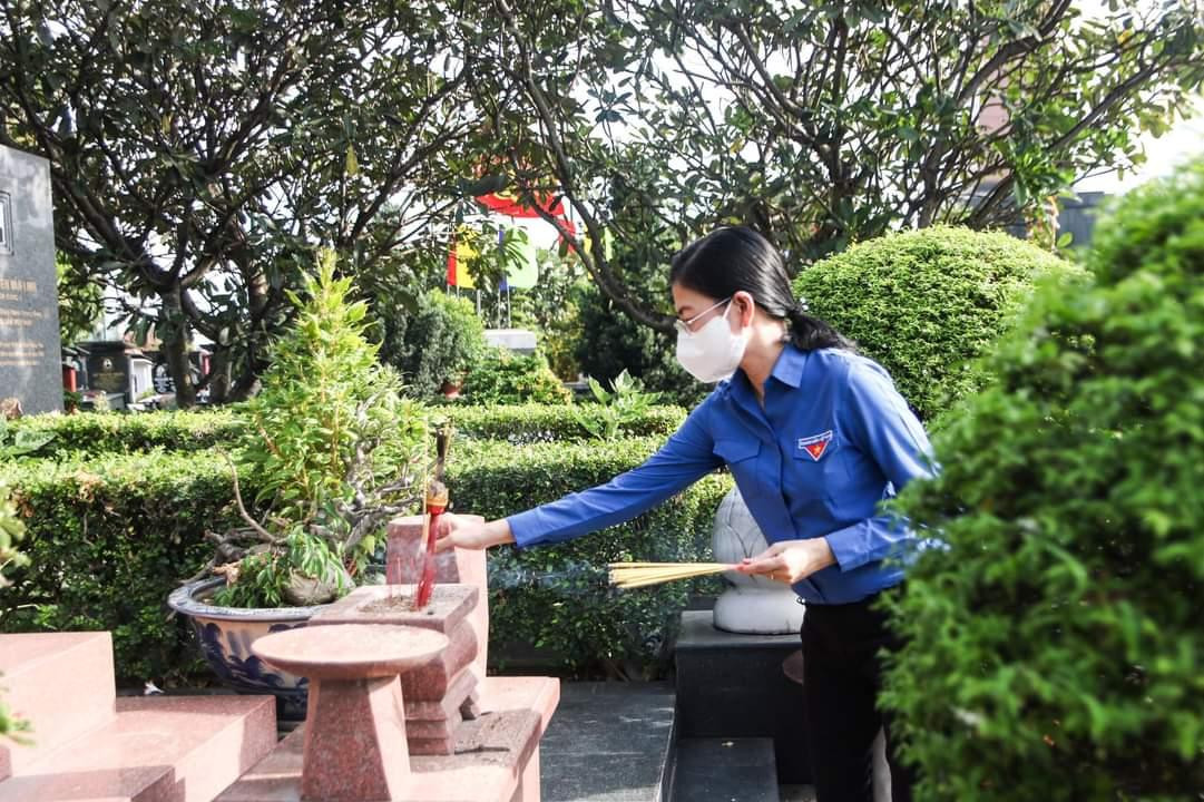 Chị Phan Thị Thanh Phương - Thành ủy viên, Bí thư Thành Đoàn TP. HCM thắp nhang tại Nghĩa trang liệt sĩ TP. HCM).