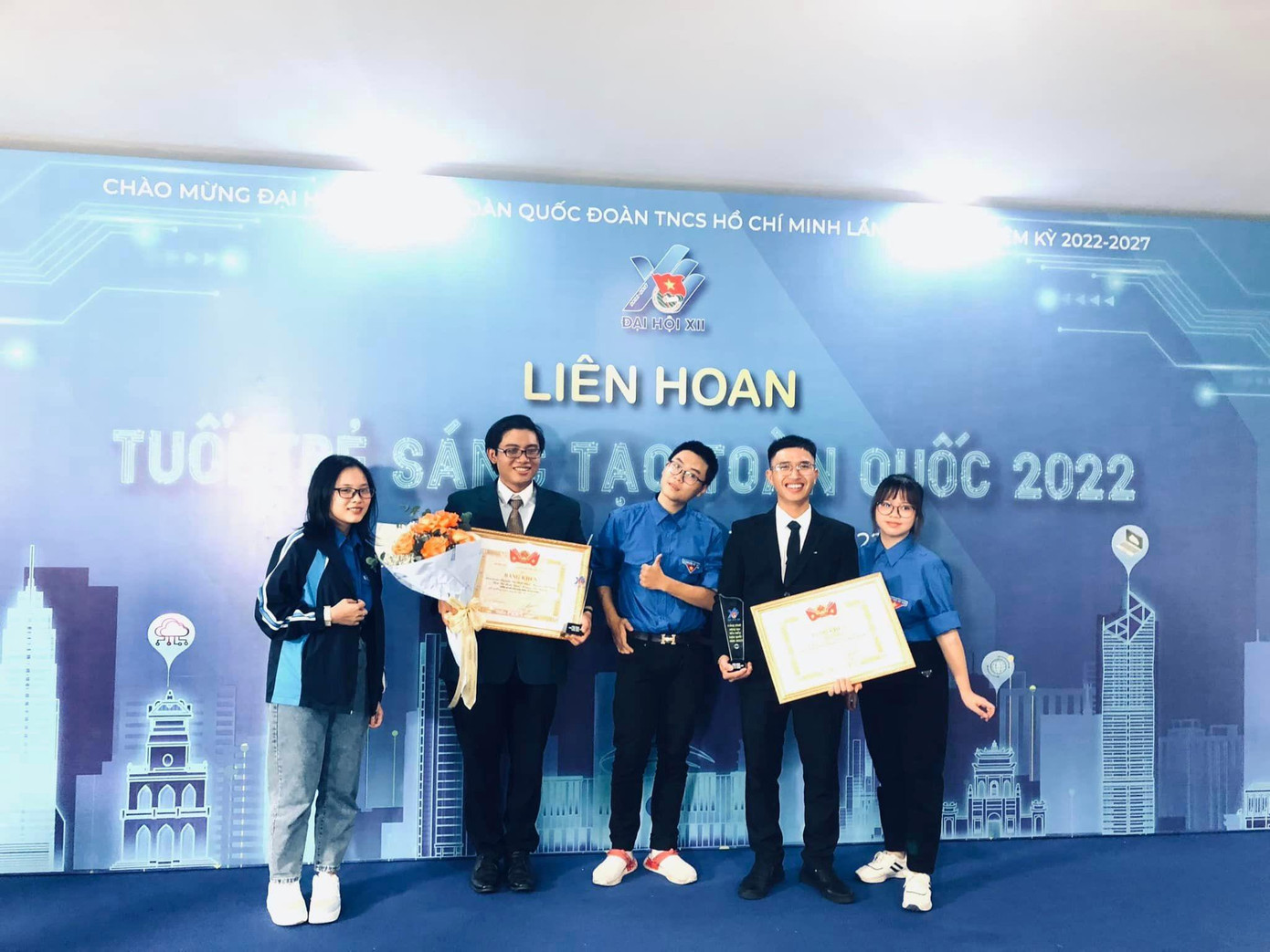 Nhóm tác giả thực hiện dự án "Ứng dụng tối ưu hoá hoạt động logistics thu gom rác thải hữu cơ". (Ảnh: ĐHBK) Nhóm tác giả thực hiện dự án "Ứng dụng tối ưu hoá hoạt động logistics thu gom rác thải hữu cơ". (Ảnh: ĐHBK)