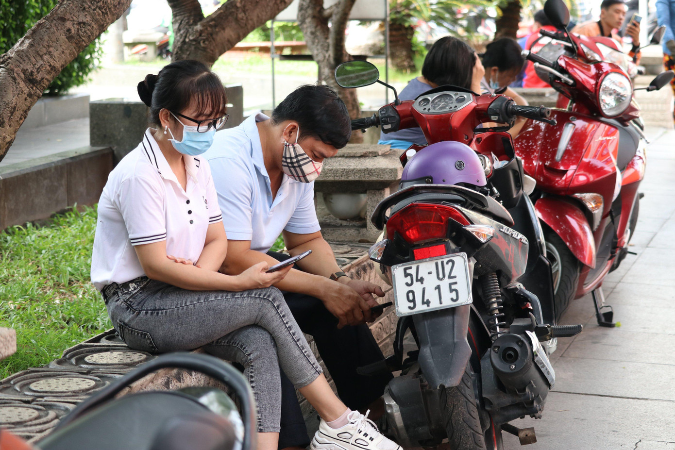 Phụ huynh Lê Thị Cẩm Vân nhắc nhở các con ôn bài nhưng không nên tạo áp lực quá lớn cho các con.