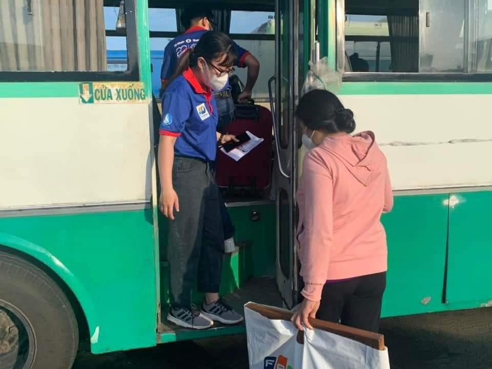 Các bạn sinh viên tình nguyện hỗ trợ phụ huynh và sinh viên về TP. HCM nhập học. (Ảnh: SAC) Các bạn sinh viên tình nguyện hỗ trợ phụ huynh và sinh viên về TP. HCM nhập học. (Ảnh: SAC)