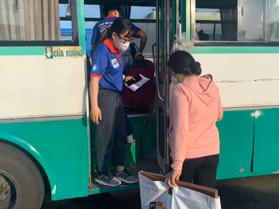Các bạn sinh viên tình nguyện hỗ trợ phụ huynh và sinh viên về TP. HCM nhập học. (Ảnh: SAC)