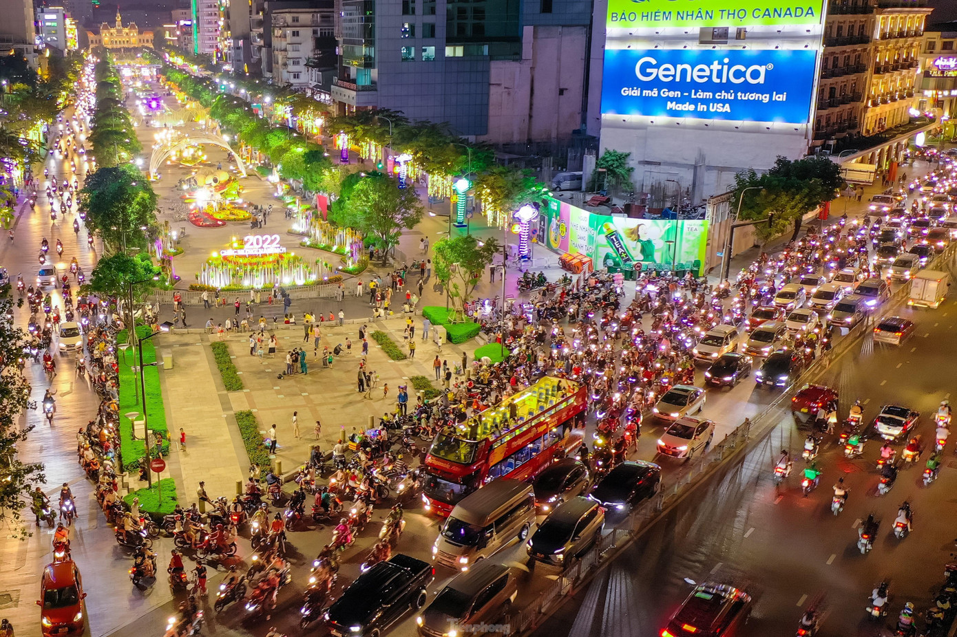 Phố đi bộ Nguyễn Huệ về đêm rất nhộm nhịp bạn trẻ tìm đến giải trí.