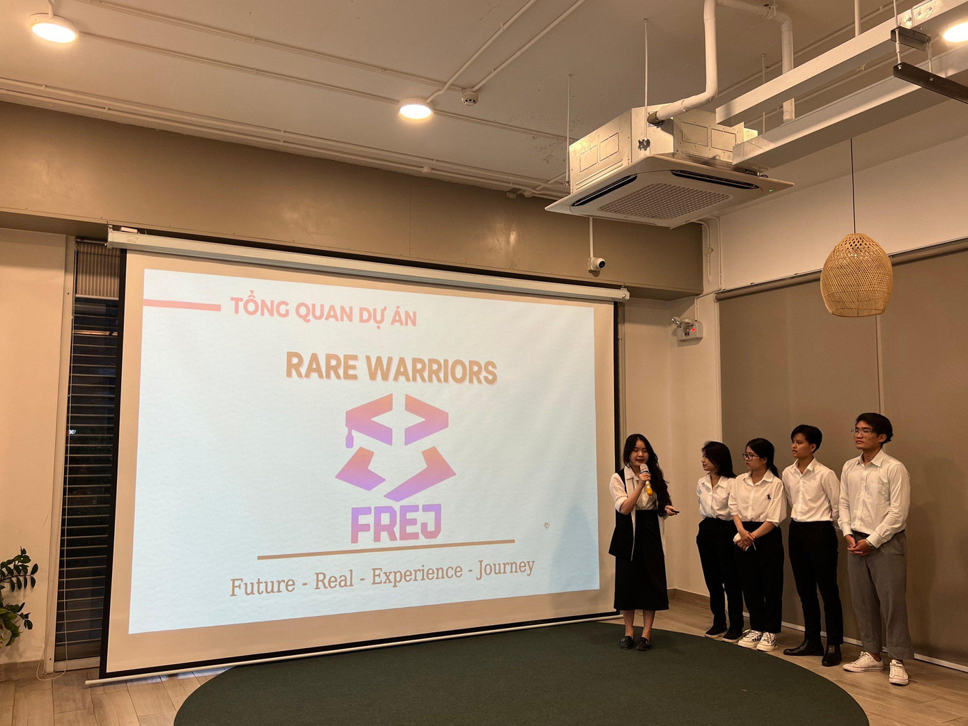 Các đội thi trình bày ý tưởng và dự án của mình trước Ban Giám khảo. Các đội thi trình bày ý tưởng và dự án của mình trước Ban Giám khảo.