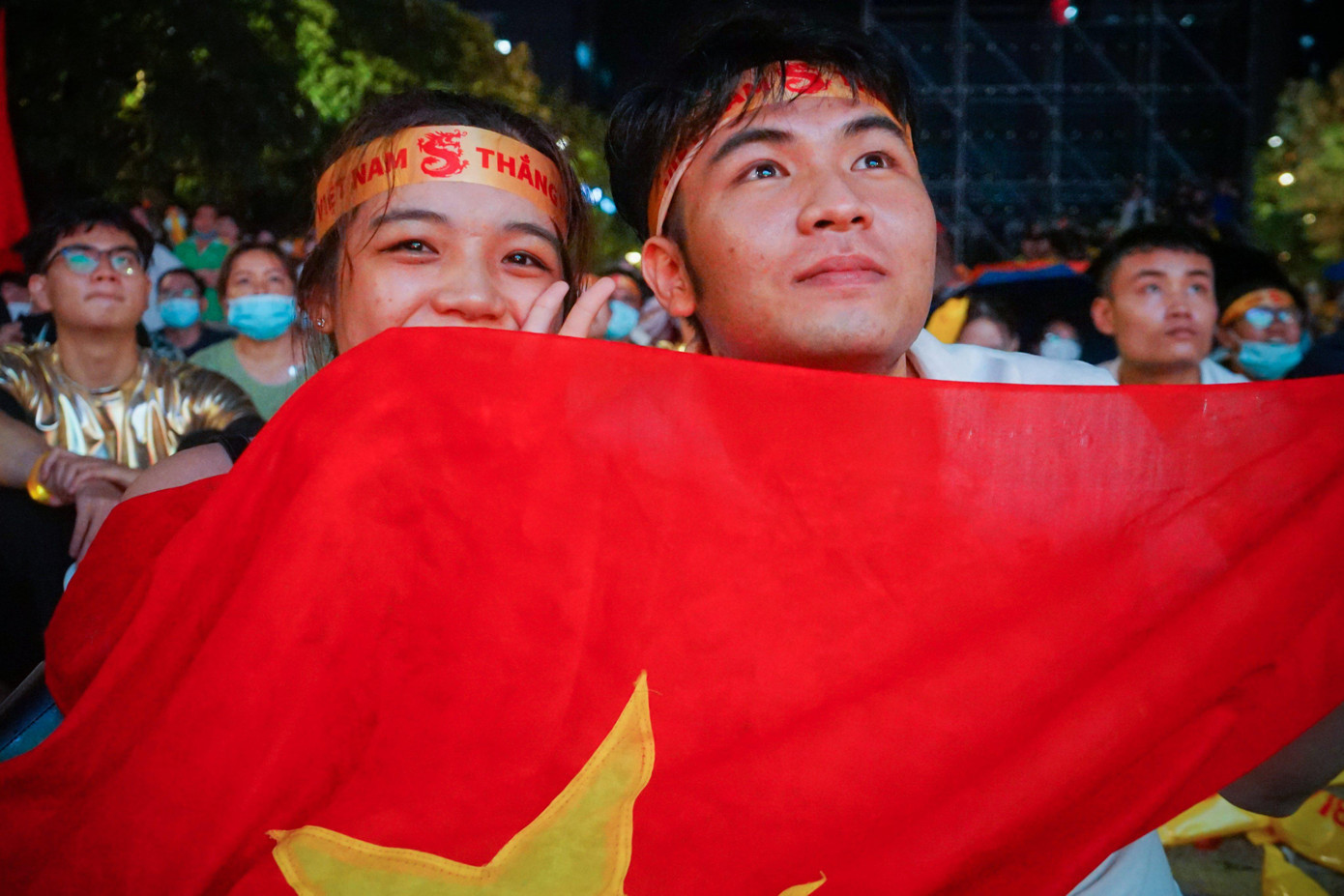 “Đây là lần đầu tiên, mình cùng bạn mình ra phố đi bộ xem bóng đá, trước đó, tụi mình chỉ xem qua điện thoại. Ra đây, hòa cùng không khí với mọi người, cảm giác vui hơn và hào hứng hơn. Trận chung kết, nhất định mình sẽ đến cổ vũ”, một bạn trẻ hào hứng chia sẻ.