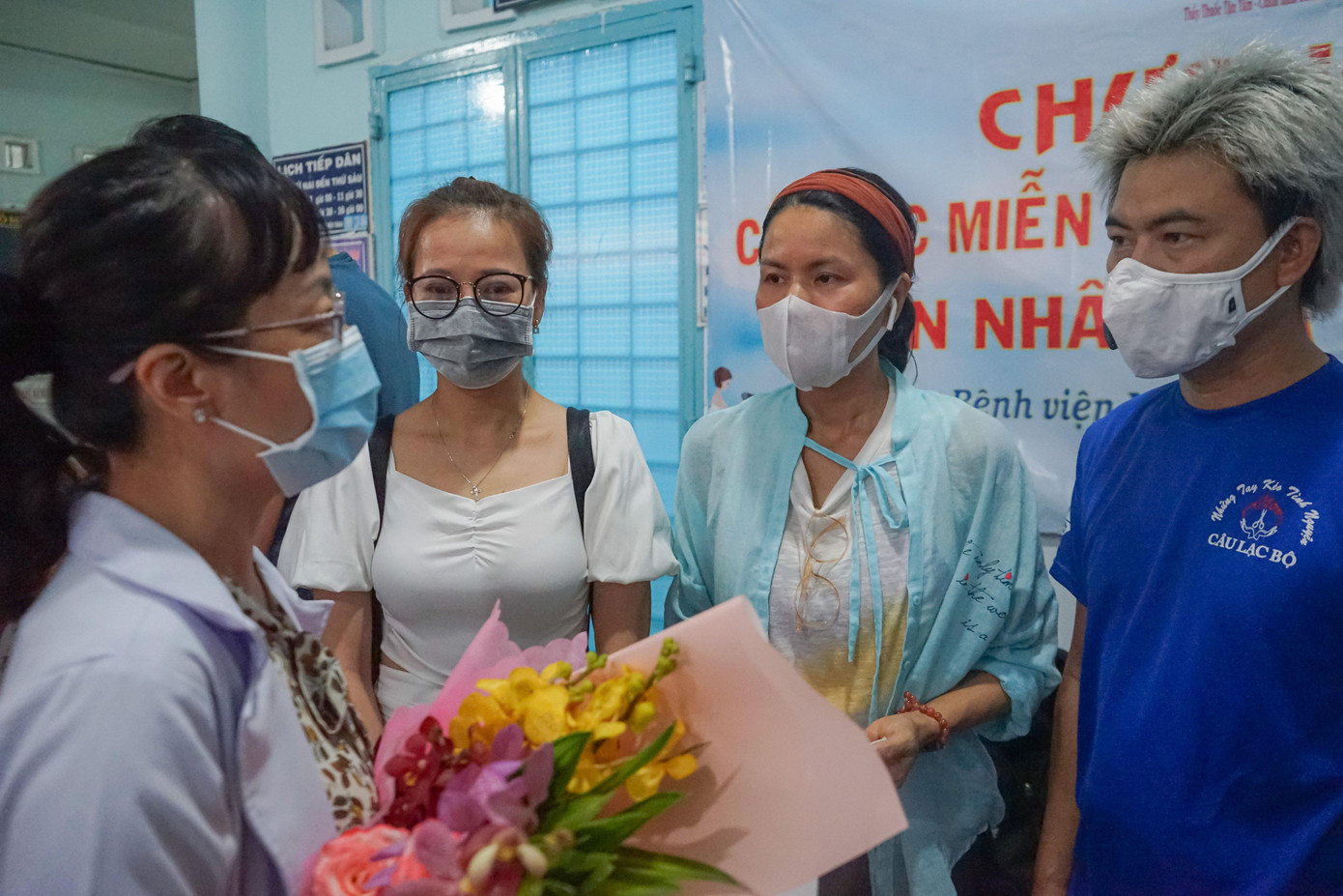 Lãnh đạo bệnh biện tri ân các tình nguyện viên và đơn vị kết nối báo Tiền Phong.