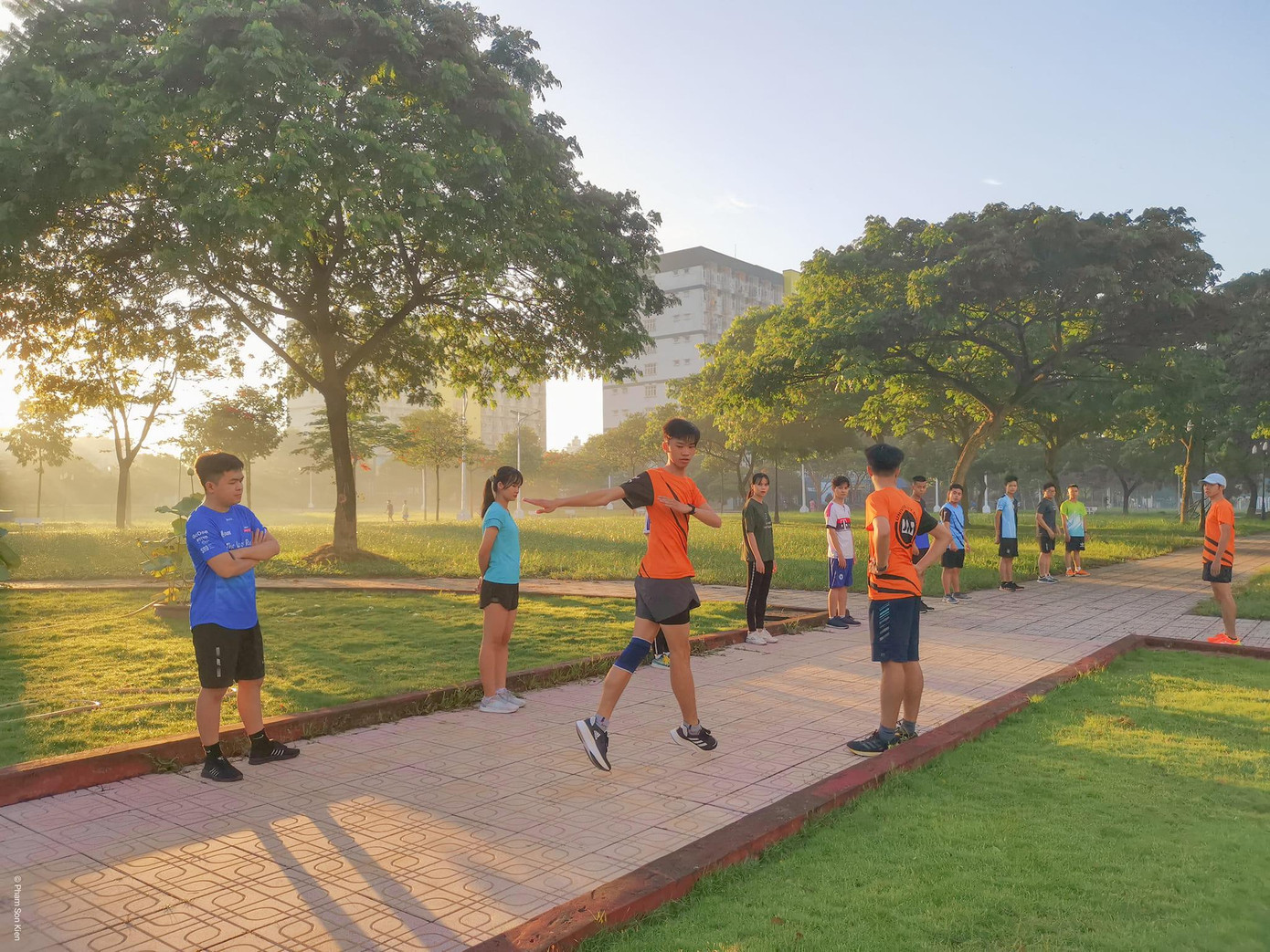 Các bạn trẻ khởi động trước mỗi buổi chạy. Các bạn trẻ khởi động trước mỗi buổi chạy.