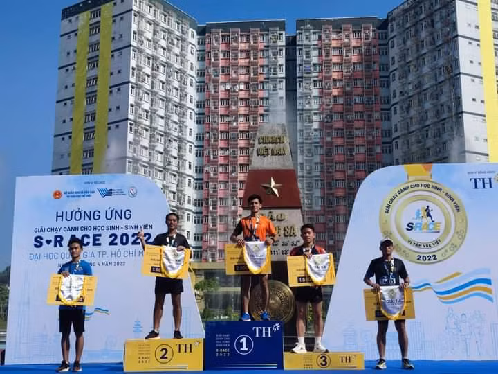 Lý Văn Xuân (áo cam) trên bục nhận thưởng giải Nhất 'S-Race 2022' dành cho nam sinh viên cự ly 1,5 km sau quá trình cố gắng bền bỉ.