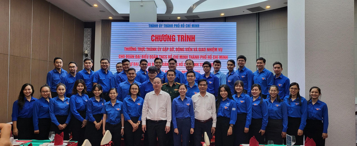 Huyền và các đại biểu của Thành Đoàn TP. HCM tham dự Đại hội Đoàn toàn quốc lần thứ XII, nhiệm kỳ 2022 - 2027, trước khi lên đường.