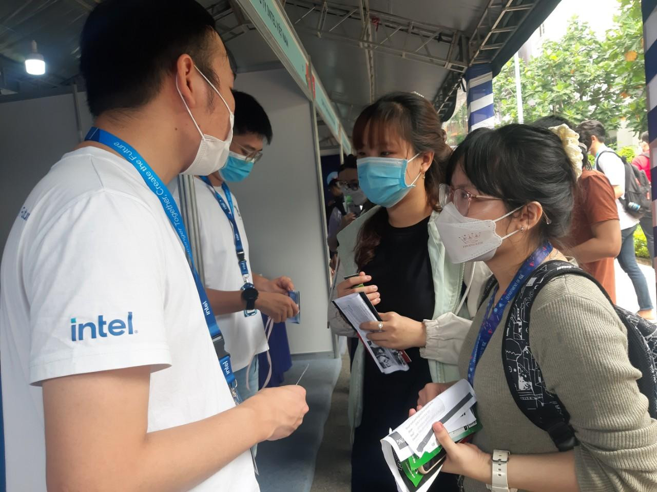 Nhiều bạn sinh viên đến từ các trường đại học trên địa bàn TP. HCM đã tham dự 'Ngày hội việc làm – Job Fair năm 2022'.