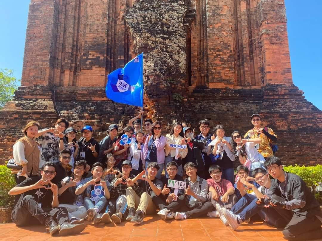 Những thành viên đội thi trường ĐH Bách khoa (ĐHQG TP. HCM) tại Festival Kiến trúc toàn quốc 2022. Những thành viên đội thi trường ĐH Bách khoa (ĐHQG TP. HCM) tại Festival Kiến trúc toàn quốc 2022.