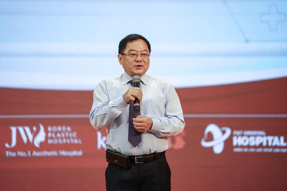 Nhà báo Lê Xuân Sơn - Tổng Biên tập báo Tiền Phong phát biểu khai mạc Hội thảo "Ứng xử ra sao với sự cố y khoa?". (Ảnh: Phạm Thọ)