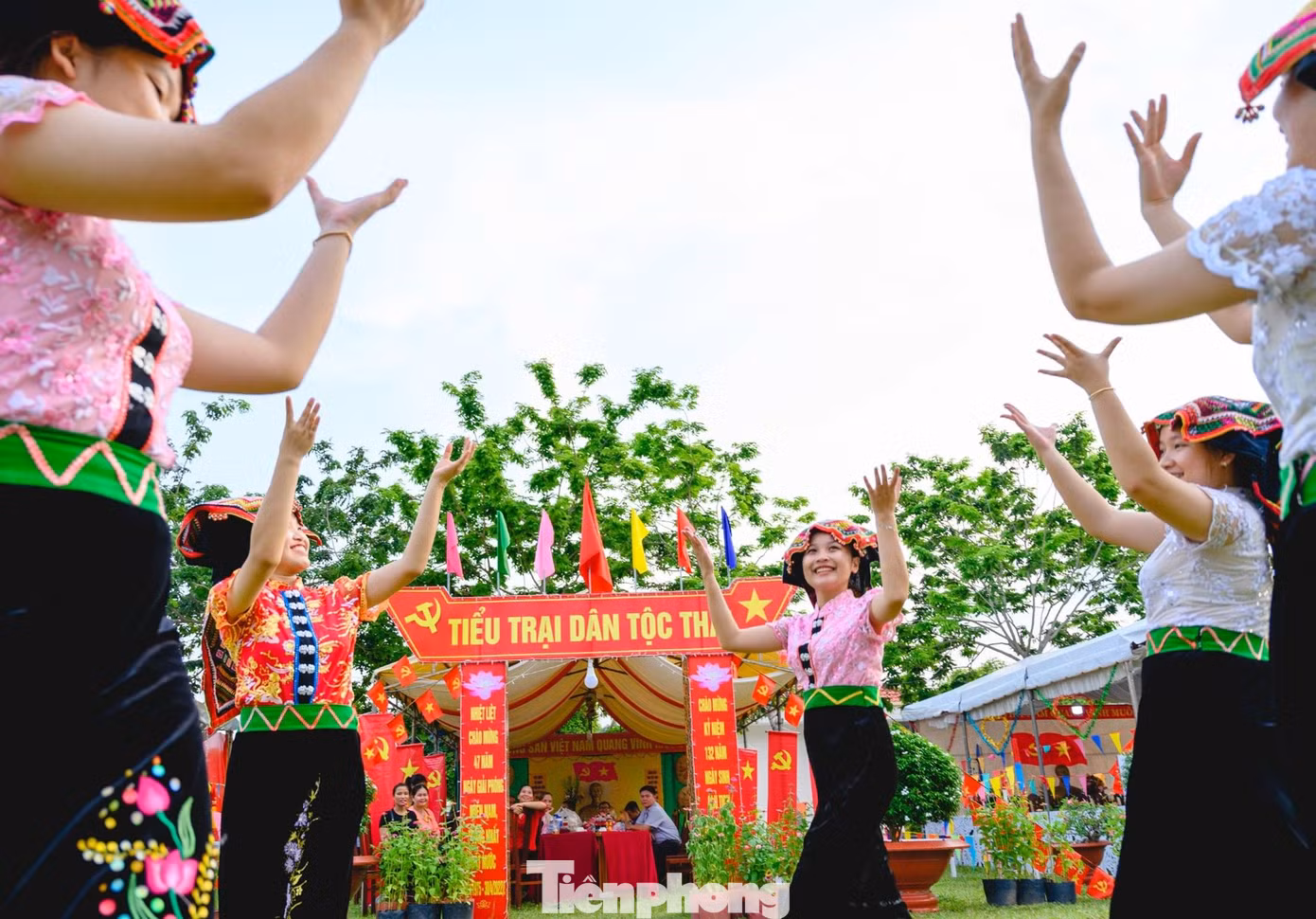 Trang rất mê các điệu múa của dân tộc Thái mình nhất là múa Xòe. Cô bạn cảm thấy tự hào khi được khoác lên mình bộ áo dài trang phục dân tộc mỗi khi có dịp mặc biểu diễn.