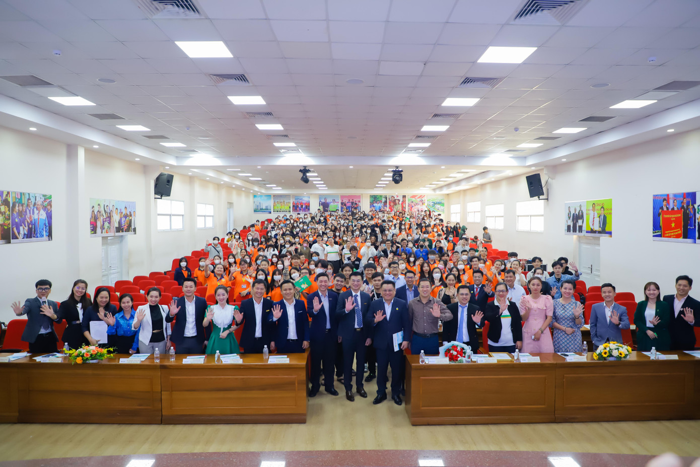 Trong chương trình, các bạn sinh viên đã đặt rất nhiều câu hỏi về lập nghiệp, khởi nghiệp cho CEO Lê Hùng Anh. Trong chương trình, các bạn sinh viên đã đặt rất nhiều câu hỏi về lập nghiệp, khởi nghiệp cho CEO Lê Hùng Anh.