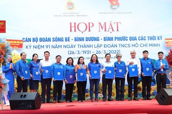 Trao tặng quà cho lãnh đạo tỉnh Bình Dương, Bình Phước và Nguyên Bí thư Tỉnh Đoàn Sông Bé - Bình Phước - Bình Dương các thời kỳ. (Ảnh: Tỉnh Đoàn Bình Phước). Trao tặng quà cho lãnh đạo tỉnh Bình Dương, Bình Phước và Nguyên Bí thư Tỉnh Đoàn Sông Bé - Bình Phước - Bình Dương các thời kỳ. (Ảnh: Tỉnh Đoàn Bình Phước).