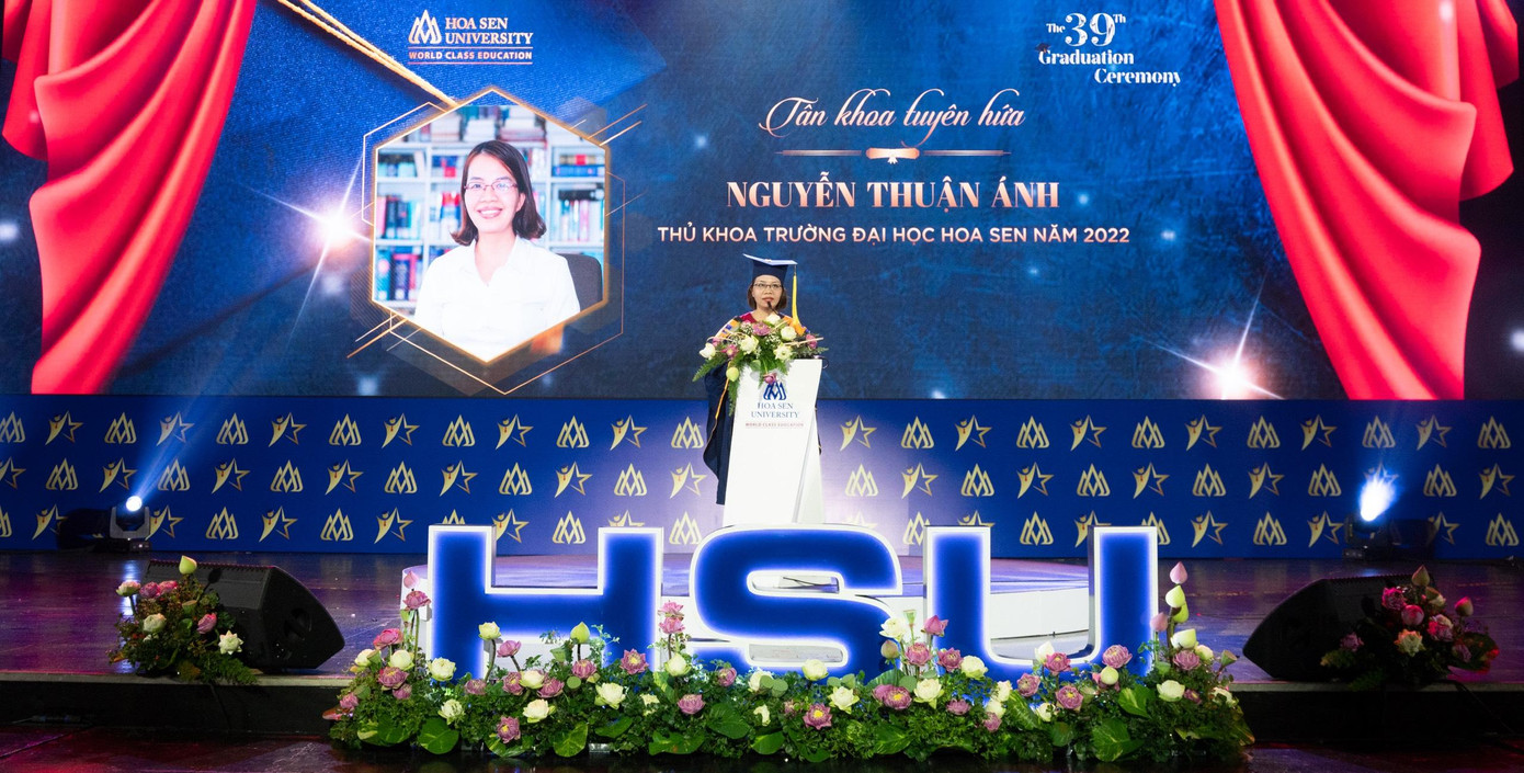 Buổi lễ tốt nghiệp mà chị Thuận Ánh được vinh danh là Thủ khoa đầu ra của trường. Buổi lễ tốt nghiệp mà chị Thuận Ánh được vinh danh là Thủ khoa đầu ra của trường.