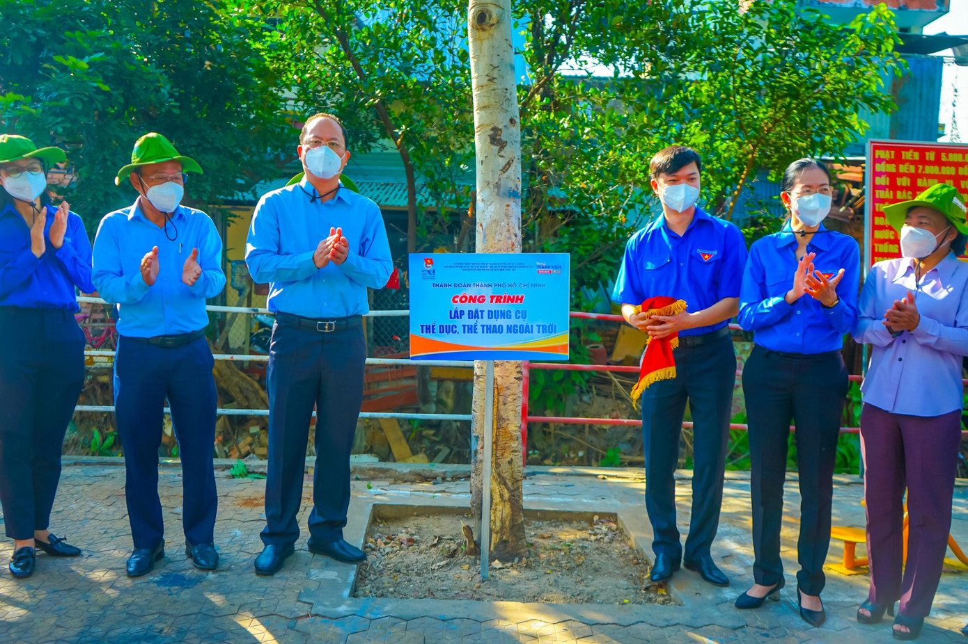 Cũng ngay tại kênh Tân Trụ, đoàn lãnh đạo do anh Nguyễn Minh Triết - Bí thư T.Ư Đoàn, Chủ tịch Hội Sinh viên Việt Nam và chị Nguyễn Thị Thanh Phương - Bí thư Thành Đoàn TP. HCM dẫn đầu đã kéo băng khánh thành công trình thanh niên &quot;Bộ dụng cụ thể dục thể thao dọc tuyến kênh&quot; trao tặng cho người dân sống trên địa bàn.