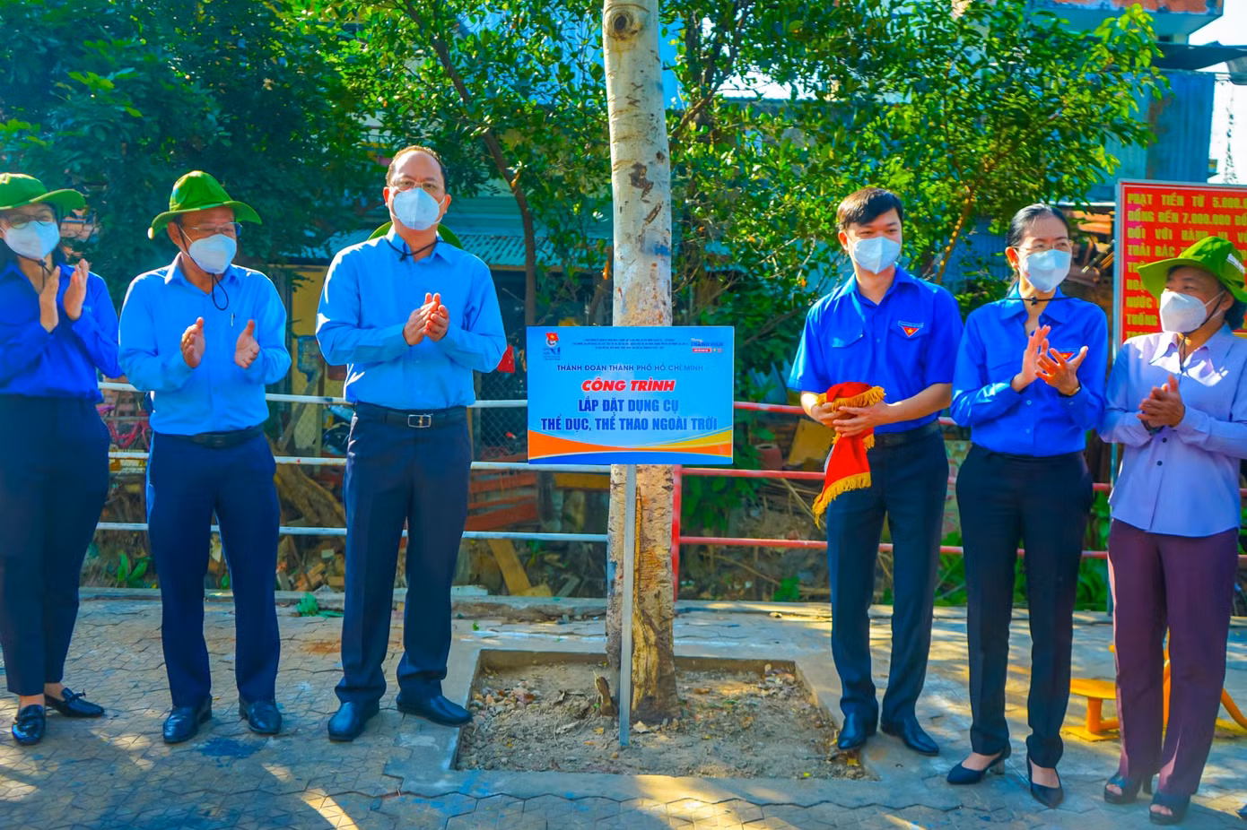 Cũng ngay tại kênh Tân Trụ, đoàn lãnh đạo do anh Nguyễn Minh Triết - Bí thư T.Ư Đoàn, Chủ tịch Hội Sinh viên Việt Nam và chị Nguyễn Thị Thanh Phương - Bí thư Thành Đoàn TP. HCM dẫn đầu đã kéo băng khánh thành công trình thanh niên "Bộ dụng cụ thể dục thể thao dọc tuyến kênh" trao tặng cho người dân sống trên địa bàn. Cũng ngay tại kênh Tân Trụ, đoàn lãnh đạo do anh Nguyễn Minh Triết - Bí thư T.Ư Đoàn, Chủ tịch Hội Sinh viên Việt Nam và chị Nguyễn Thị Thanh Phương - Bí thư Thành Đoàn TP. HCM dẫn đầu đã kéo băng khánh thành công trình thanh niên "Bộ dụng cụ thể dục thể thao dọc tuyến kênh" trao tặng cho người dân sống trên địa bàn.