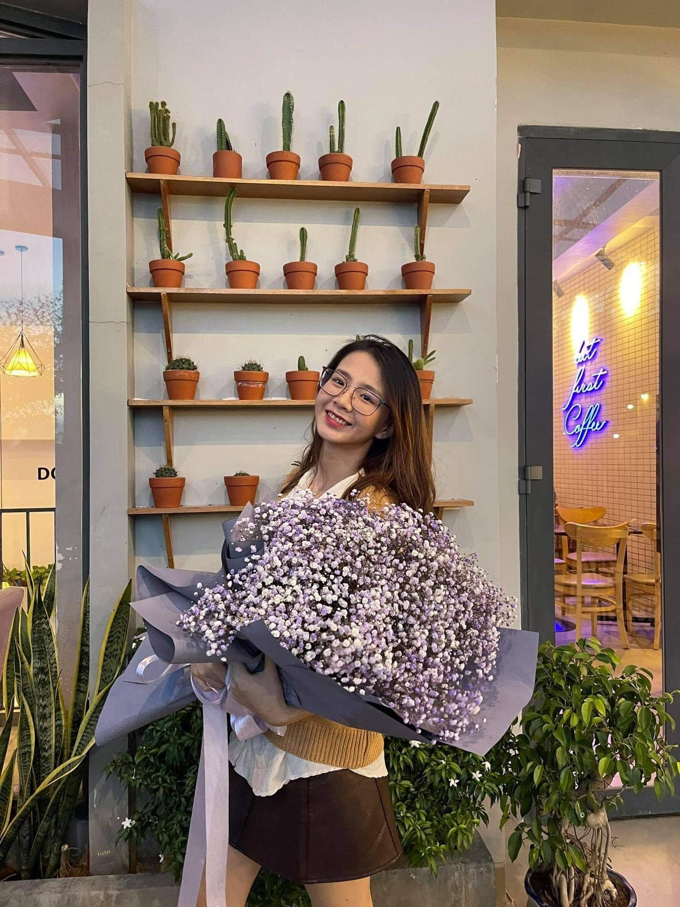 Nhã Trúc bên quán cà phê của mình. Nhã Trúc bên quán cà phê của mình.