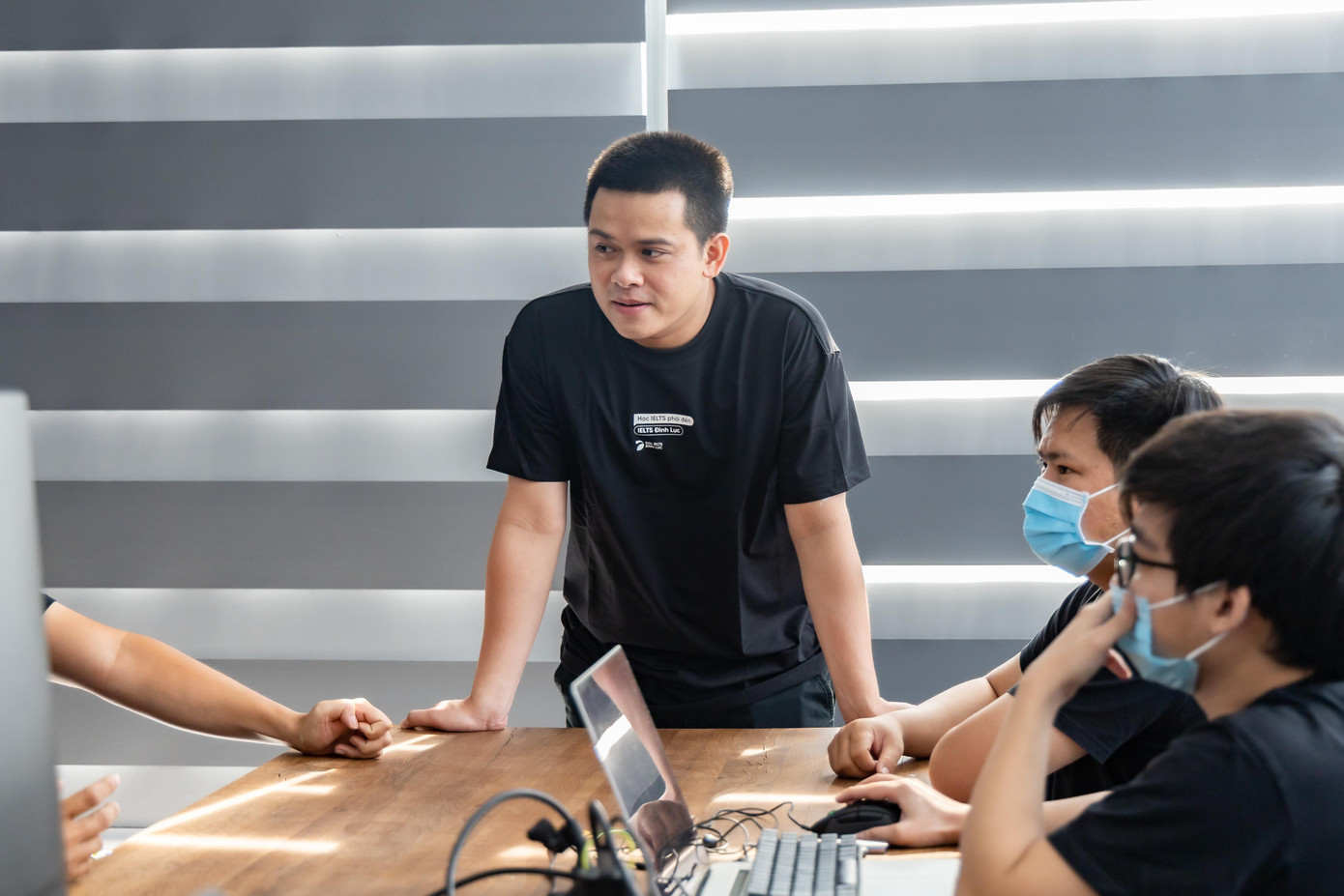 Lực cùng các cộng sự của mình với con đường khởi nghiệp bằng phần mềm tiếng Anh.