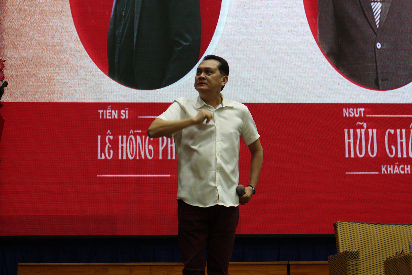 NSƯT Hữu Châu tái hiện lại các vai diễn kinh điển trong sự nghiệp qua ngôn ngữ hình thể. (Ảnh: Bảo Trâm) NSƯT Hữu Châu tái hiện lại các vai diễn kinh điển trong sự nghiệp qua ngôn ngữ hình thể. (Ảnh: Bảo Trâm)