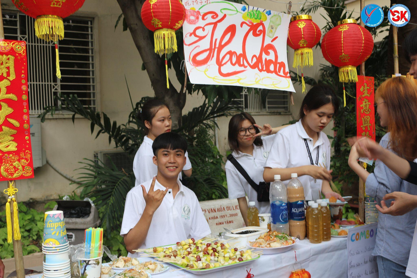 Nhiều gian hàng ẩm thực do các bạn sinh viên thực hiện cũng có trong ngày hội.