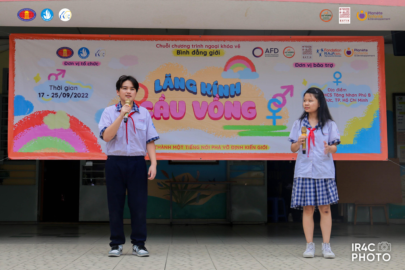 2 em học sinh cùng tìm hiểu và trình bày kiến thức về định kiến giới. 2 em học sinh cùng tìm hiểu và trình bày kiến thức về định kiến giới.